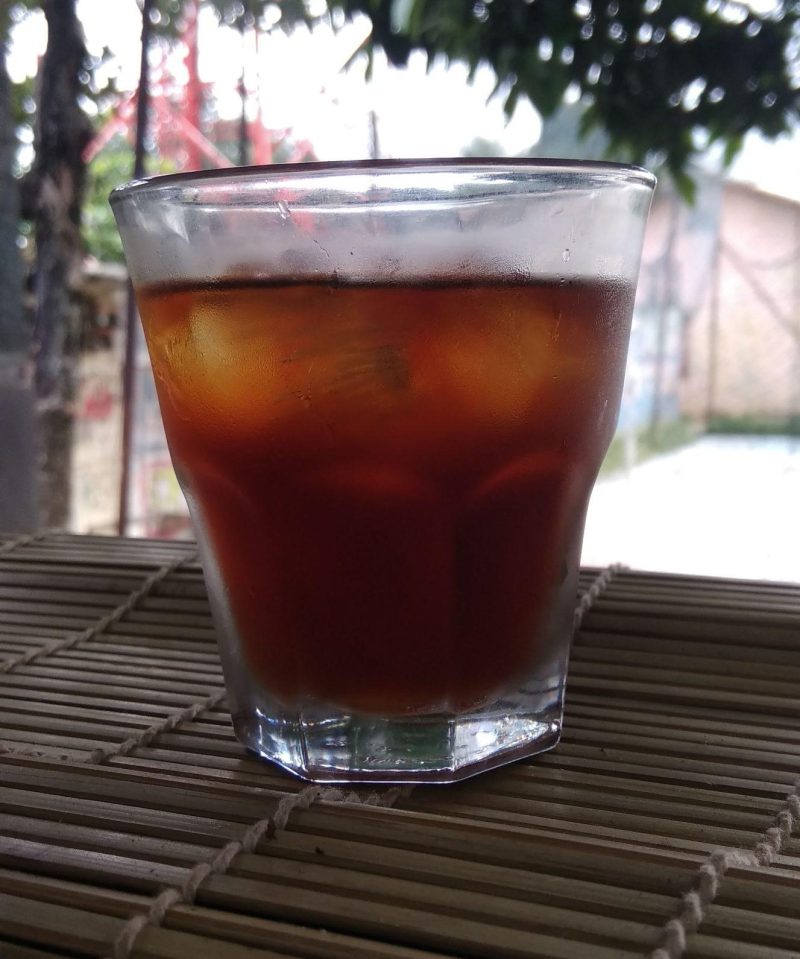 kopi dan es dalam gelas